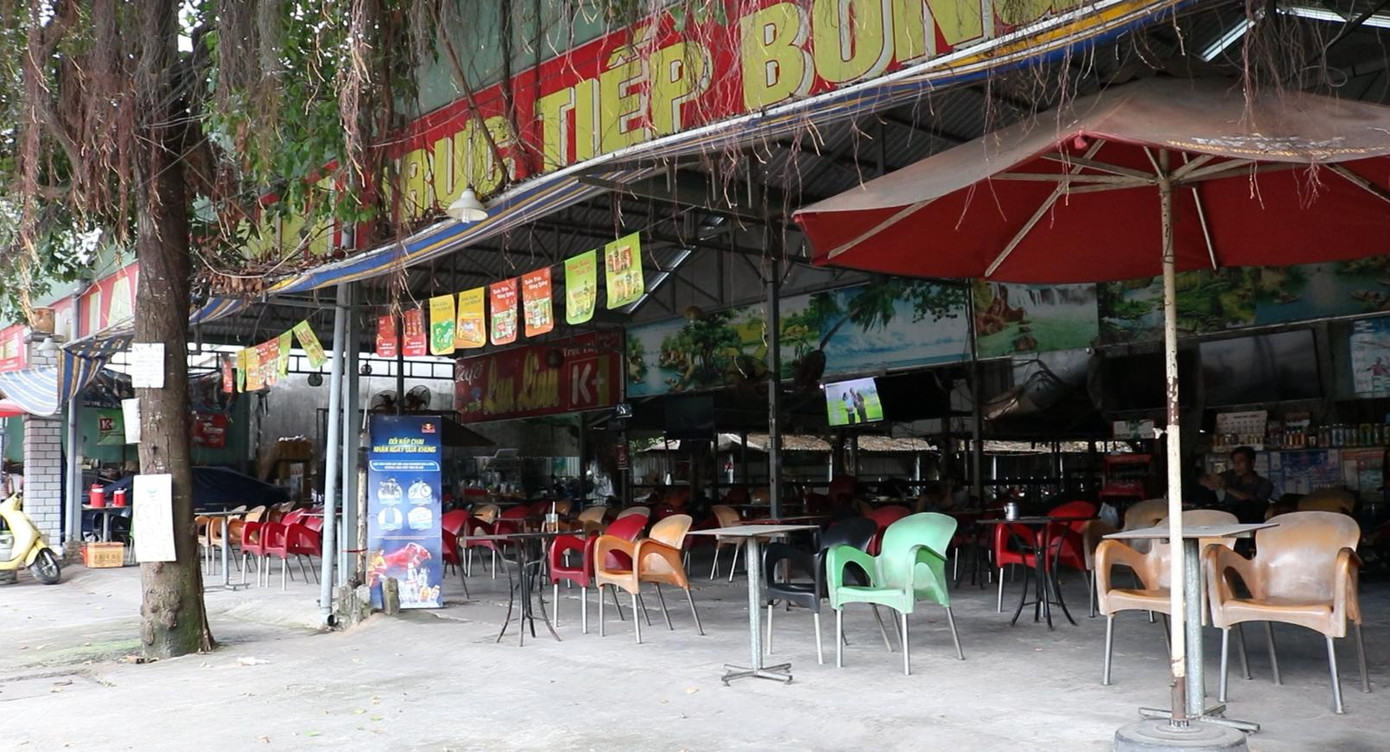 Quán cafe không một bóng khách - Ảnh: Kim Hà.