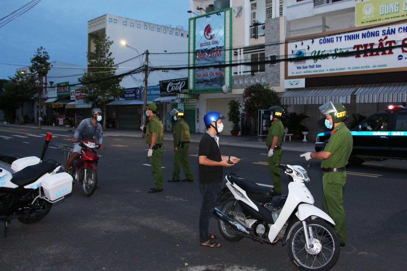 Tiếp tục giới nghiêm từ 18h đến 5h sáng hôm sau.