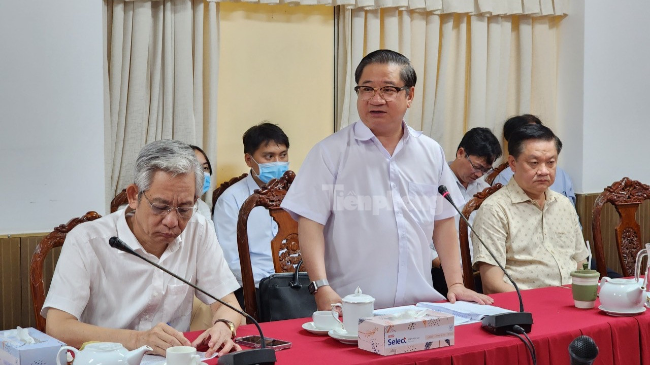 Ông Trần Việt Trường - Chủ tịch UBND TP Cần Thơ chỉ đạo các sở ngành, đơn vị liên quan khẩn trương giải quyết tình trạng rác thải ùn ứ trên địa bàn. Ảnh: Kim Hà. Ông Trần Việt Trường - Chủ tịch UBND TP Cần Thơ chỉ đạo các sở ngành, đơn vị liên quan khẩn trương giải quyết tình trạng rác thải ùn ứ trên địa bàn. Ảnh: Kim Hà.