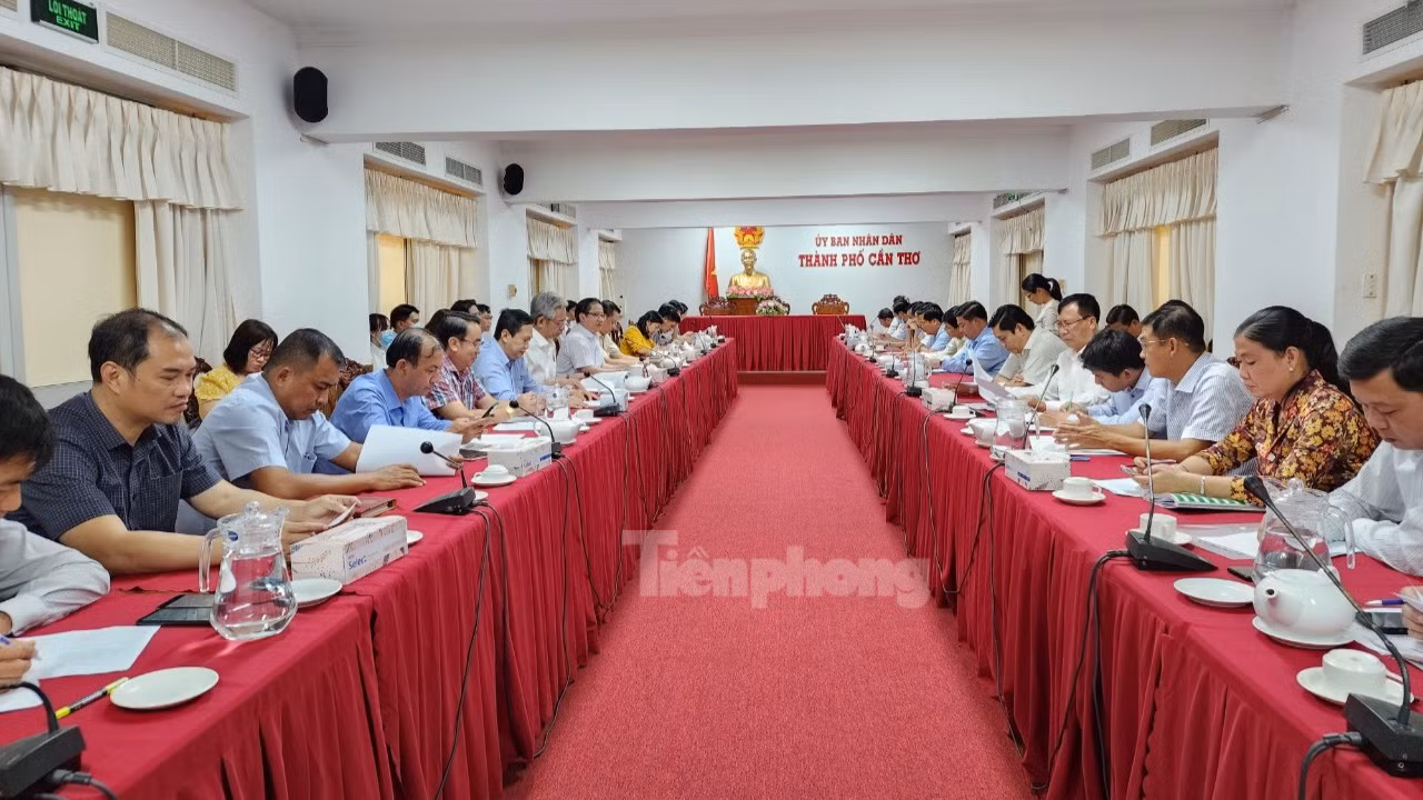 Quang cảnh cuộc họp đột xuất. Ảnh: Kim Hà.