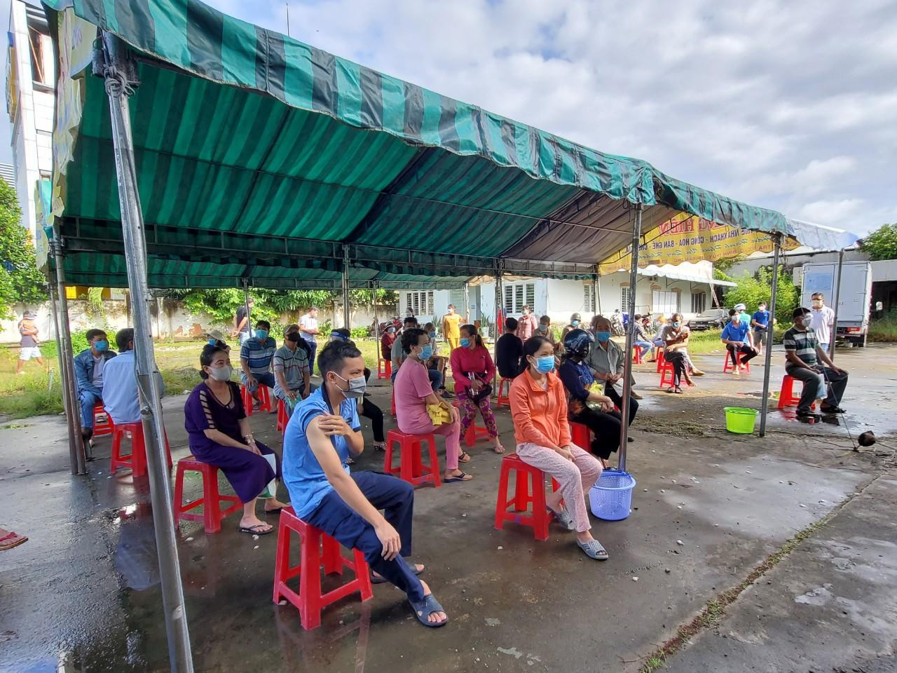 Người dân ngồi chờ sau khi tiêm vắc xin xong. Ảnh: Kim Hà.