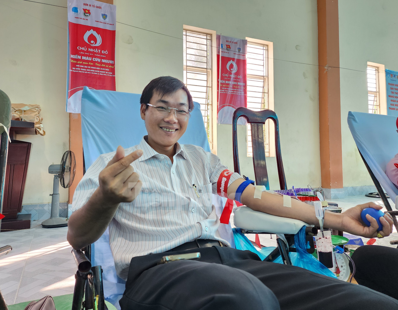Anh Nguyễn Văn Dương hiến máu lần thứ 60 tại Chủ nhật Đỏ tổ chức ở Cần Thơ. Ảnh: Kim Hà.