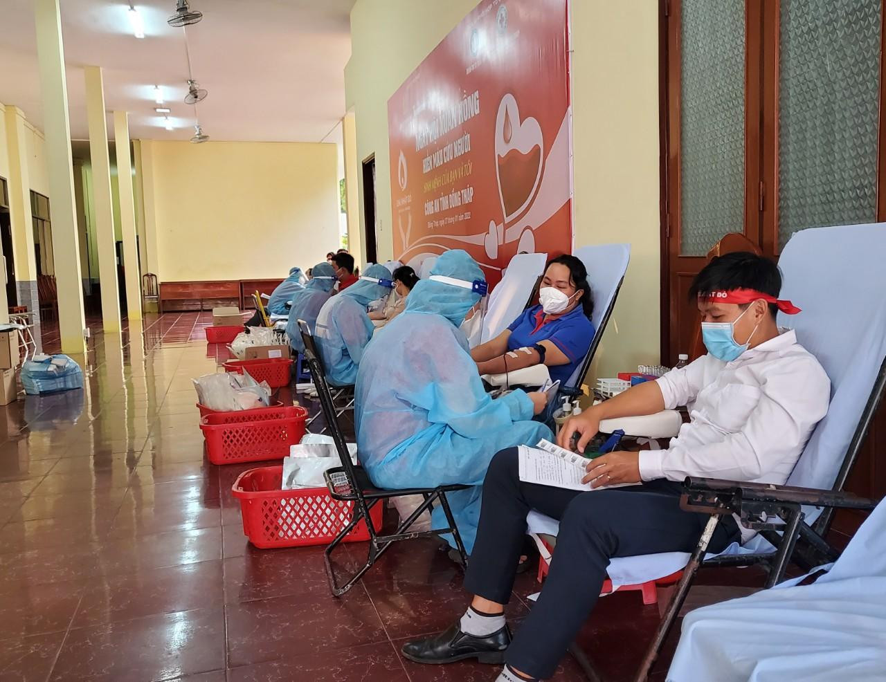 Ngày hội Chủ nhật Đỏ lần này, tại Đồng Tháp có hơn 300 tình nguyện viên đăng kí tham gia - Ảnh: Kim Hà.