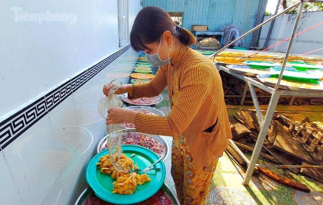 Anh Gian cho biết, hiện nay nhu cầu của thực khách ngày càng cao. Họ ưa chuộng loại mứt có vị ngọt vừa phải, có vị chua nhẹ nhưng vẫn giữ độ giòn của trái cây để ăn không bị ngán. Do đó, để biến những trái cây bình thường trở thành một loại mứt ngon, đáp ứng được các tiêu chí của khách hàng thì đòi hỏi mỗi người thợ phải có tay nghề cao, đúc kết nhiều kinh nghiệm, bí quyết (Ảnh: Kim Hà).