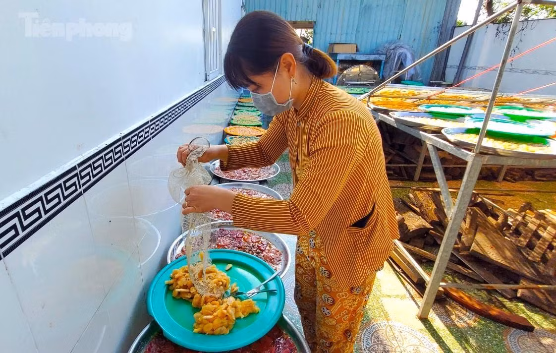 Anh Gian cho biết, hiện nay nhu cầu của thực khách ngày càng cao. Họ ưa chuộng loại mứt có vị ngọt vừa phải, có vị chua nhẹ nhưng vẫn giữ độ giòn của trái cây để ăn không bị ngán. Do đó, để biến những trái cây bình thường trở thành một loại mứt ngon, đáp ứng được các tiêu chí của khách hàng thì đòi hỏi mỗi người thợ phải có tay nghề cao, đúc kết nhiều kinh nghiệm, bí quyết (Ảnh: Kim Hà).