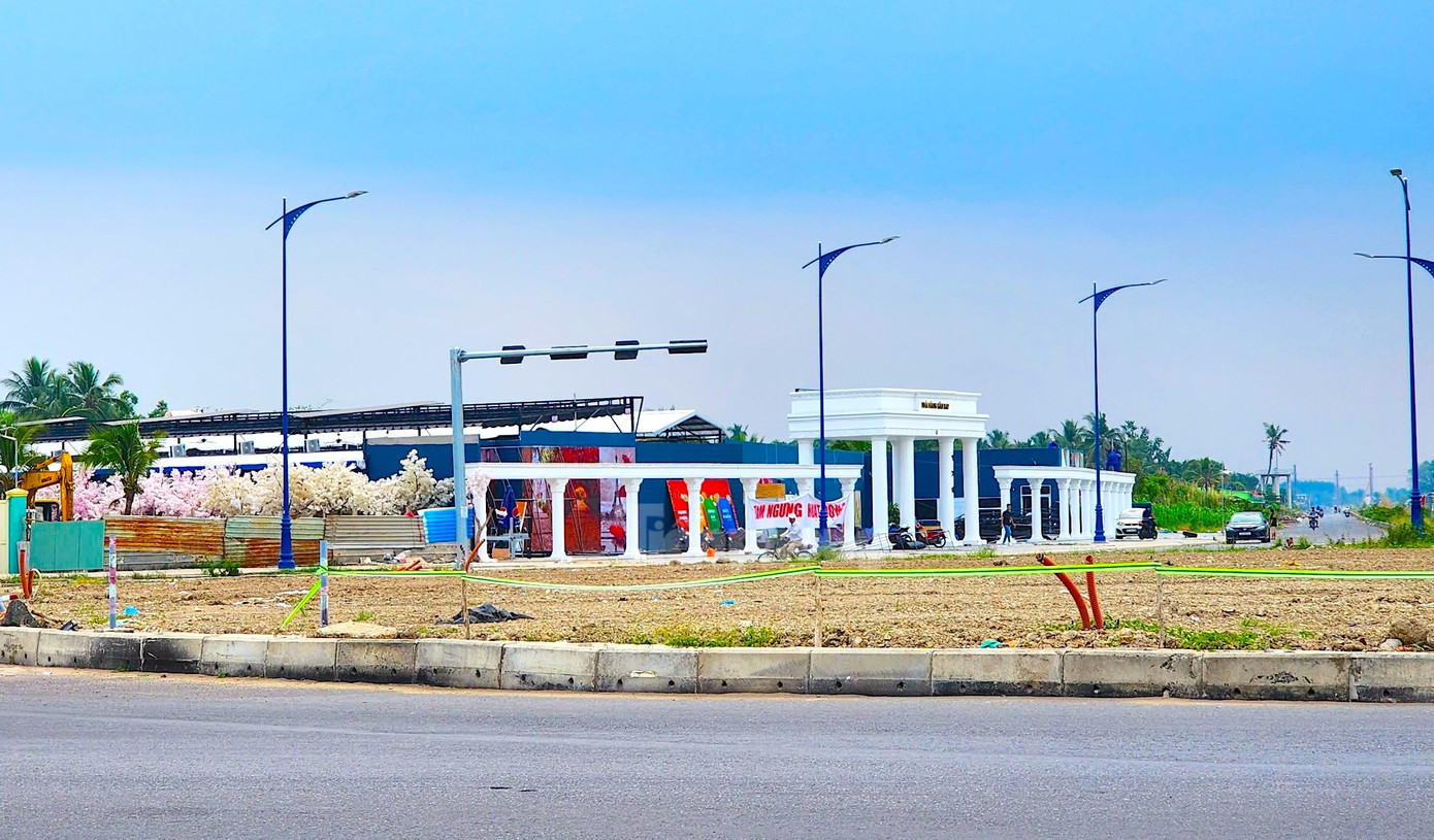 Công trình Nhà hàng sân bay đang thực hiện tháo dỡ. Ảnh: Kim Hà.