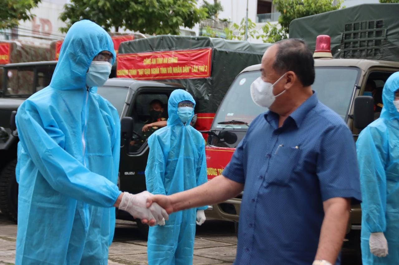 Ông Nguyễn Thanh Bình - Chủ tịch UBND tỉnh An Giang đến động viên các cán bộ chiến sĩ chuẩn bị ra quân trong chương trình "Hạt gạo nghĩa tình với nhân dân lần 3".