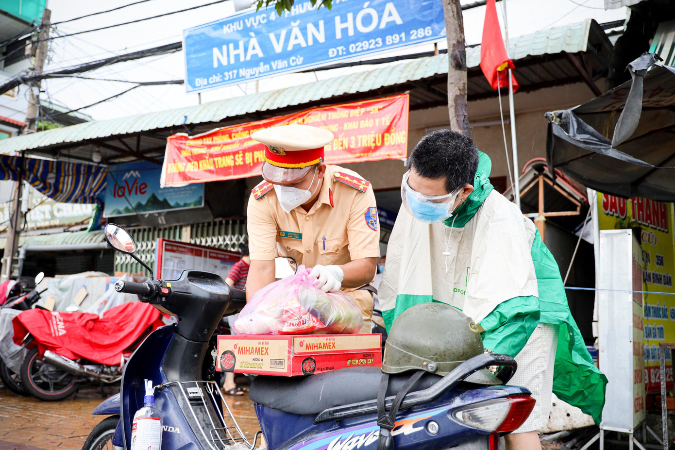 Một người dân khuyết tật được cán bộ CSGT hỗ trợ đem quà ra xe.