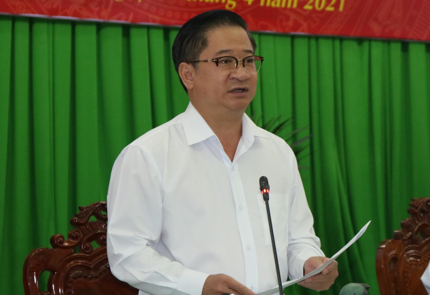 Ông Trần Việt Trường - Chủ tịch UBND TP Cần Thơ đề nghị các địa phương nghiên cứu việc thành lập các Tổ tình nguyện để giúp dân mua hàng và giao hàng hóa - Ảnh: Kim Hà.