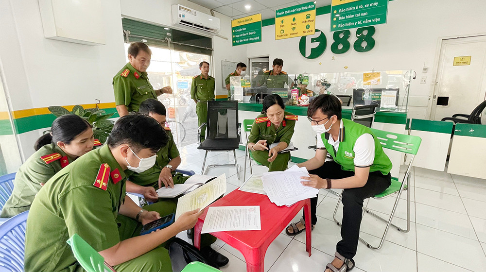 Công an tỉnh An Giang thực hiện kiểm tra các cơ sở kinh doanh của Công ty F88. Công an tỉnh An Giang thực hiện kiểm tra các cơ sở kinh doanh của Công ty F88.