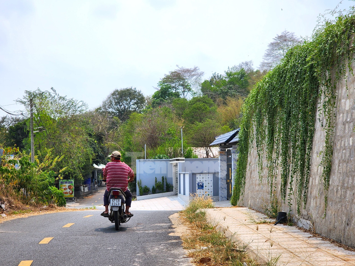 Còn đây là "biệt phủ" xin phép trồng dược liệu và xây nhà tiền chế nhưng đến khi cán bộ thị trấn đến kiểm tra thì khác hoàn toàn với công trình được cho phép ban đầu. Ảnh: Kim Hà.