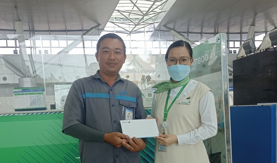Đại diện hãng hàng không Bamboo Airways tặng anh Dương Ngọc Tiên cặp vé khứ hồi bay nội địa để biểu dương hành động đẹp của anh này.