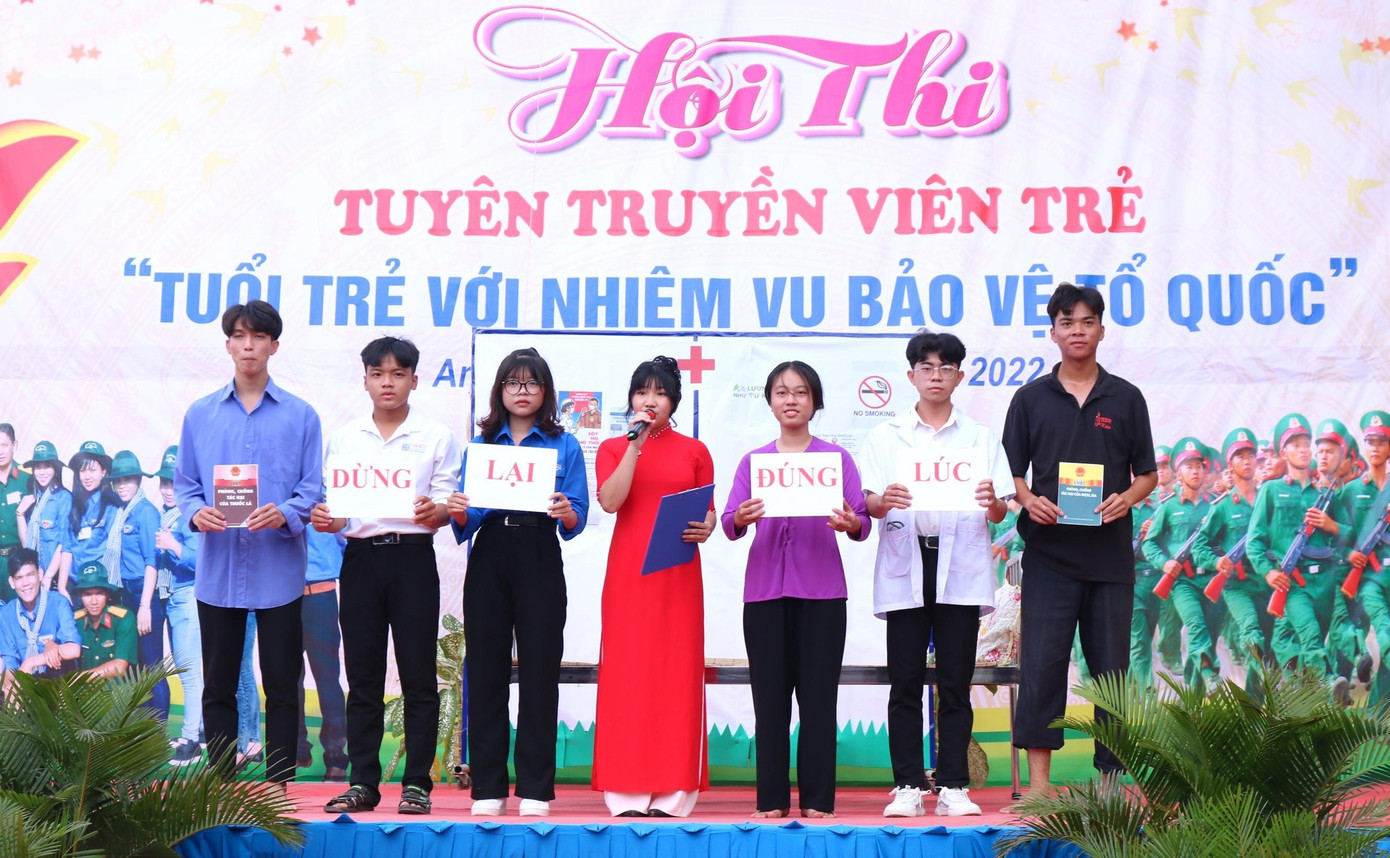 Đội Trường THPT Thạnh Mỹ Tây đã xuất sắc đạt giải nhất với tiểu phẩm “Dừng lại đúng lúc” tuyên truyền về Luật phòng chống tác hại của thuốc lá, rượu bia” - Ảnh: Kim Hà. Đội Trường THPT Thạnh Mỹ Tây đã xuất sắc đạt giải nhất với tiểu phẩm “Dừng lại đúng lúc” tuyên truyền về Luật phòng chống tác hại của thuốc lá, rượu bia” - Ảnh: Kim Hà.