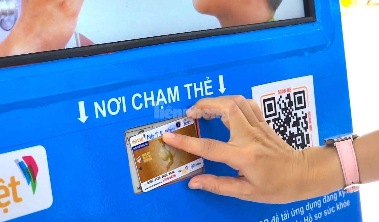 Người bệnh chỉ cần chạm thẻ để đăng ký khám bệnh. Ảnh: Kim Hà.