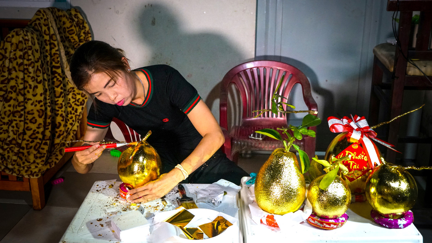 Dừa và bưởi là 2 loại trái cây quen thuộc thường được bà con miền Tây dùng trưng trong ngày Tết. Tuy nhiên, qua bàn tay chị Lê Thị Ngọc Phước (39 tuổi, phường Cái Khế, quận Ninh Kiều, TP Cần Thơ), giá trị và thẩm mỹ của 2 loại trái cây này được tăng lên gấp nhiều lần.