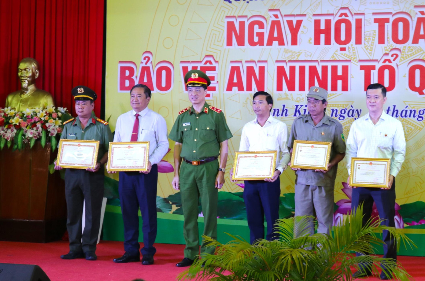 Trung tướng Nguyễn Duy Ngọc trao tặng kỉ niệm chương “Bảo vệ ANTQ” của Bộ Công an cho 59 cá nhân có thành tích xuất sắc trong phong trào toàn dân bảo vệ ANTQ - Ảnh: Kim Hà.