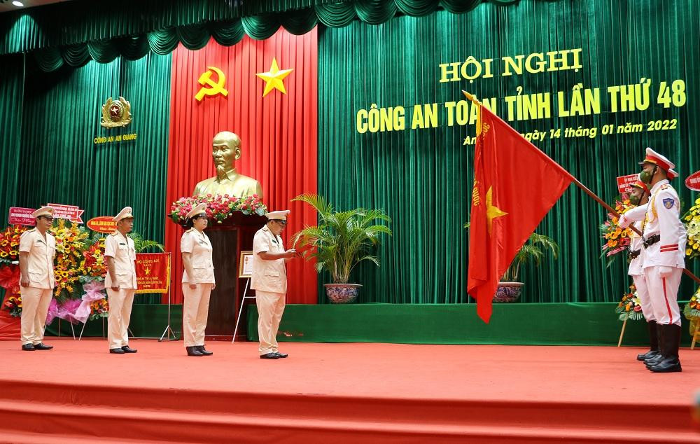 Phòng An ninh mạng và Phòng chống tội phạm sử dụng công nghệ cao Công an tỉnh An Giang thực hiện nghi thức tuyên thệ.