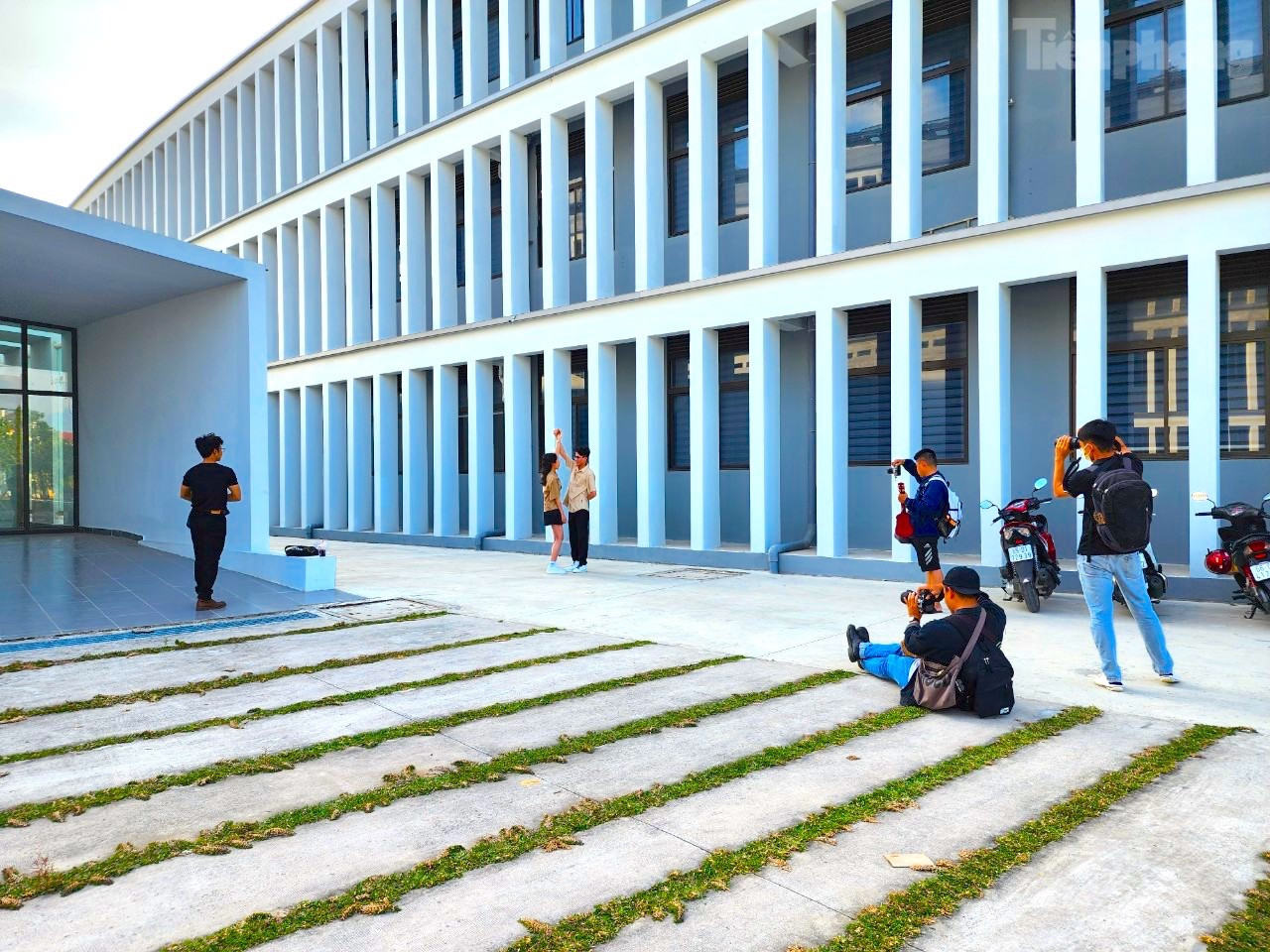 Ekip &quot;hùng hậu&quot; đang thực hiện bộ ảnh cho 2 bạn trẻ. Ảnh: Kim Hà.