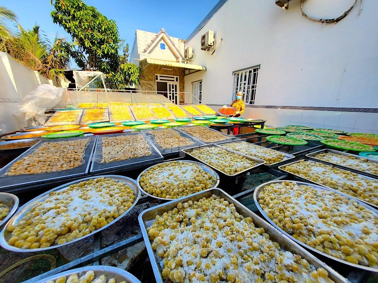 Tết ở miền Tây không thể nào thiếu bánh mứt ngọt ngào từ những loại trái cây quen thuộc của vùng sông nước. Nào là chùm ruột, mãng cầu xiêm, chanh dây, me... (Ảnh: Kim Hà).