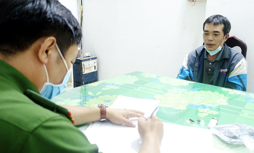 Đối tượng Tân tại cơ quan công an.