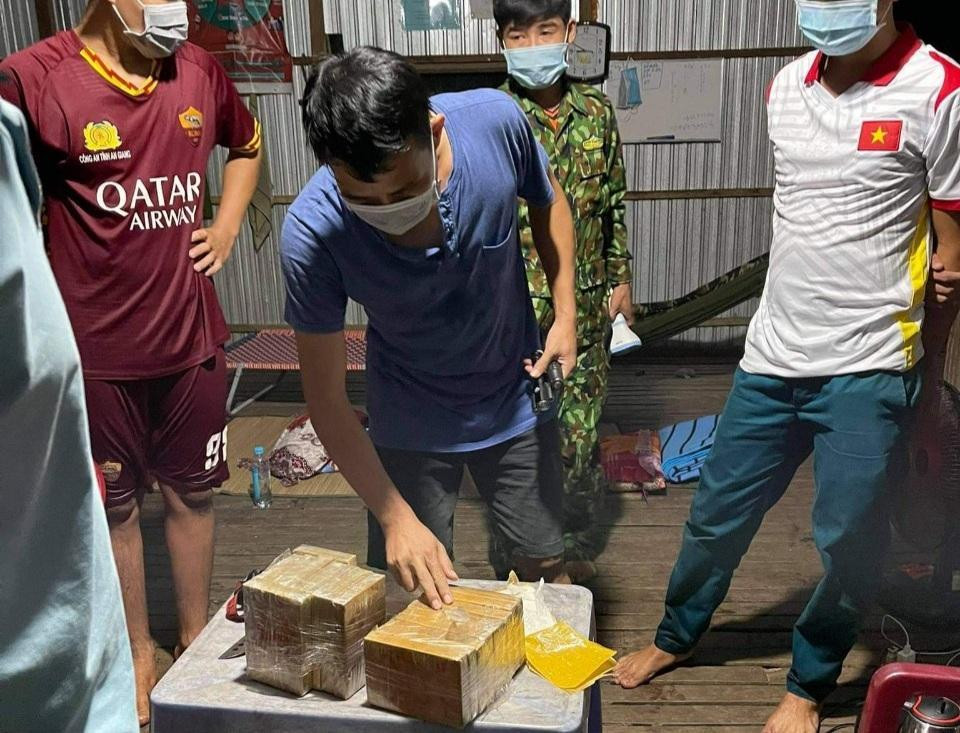 Lực lượng chức năng kiểm tra tang vật.