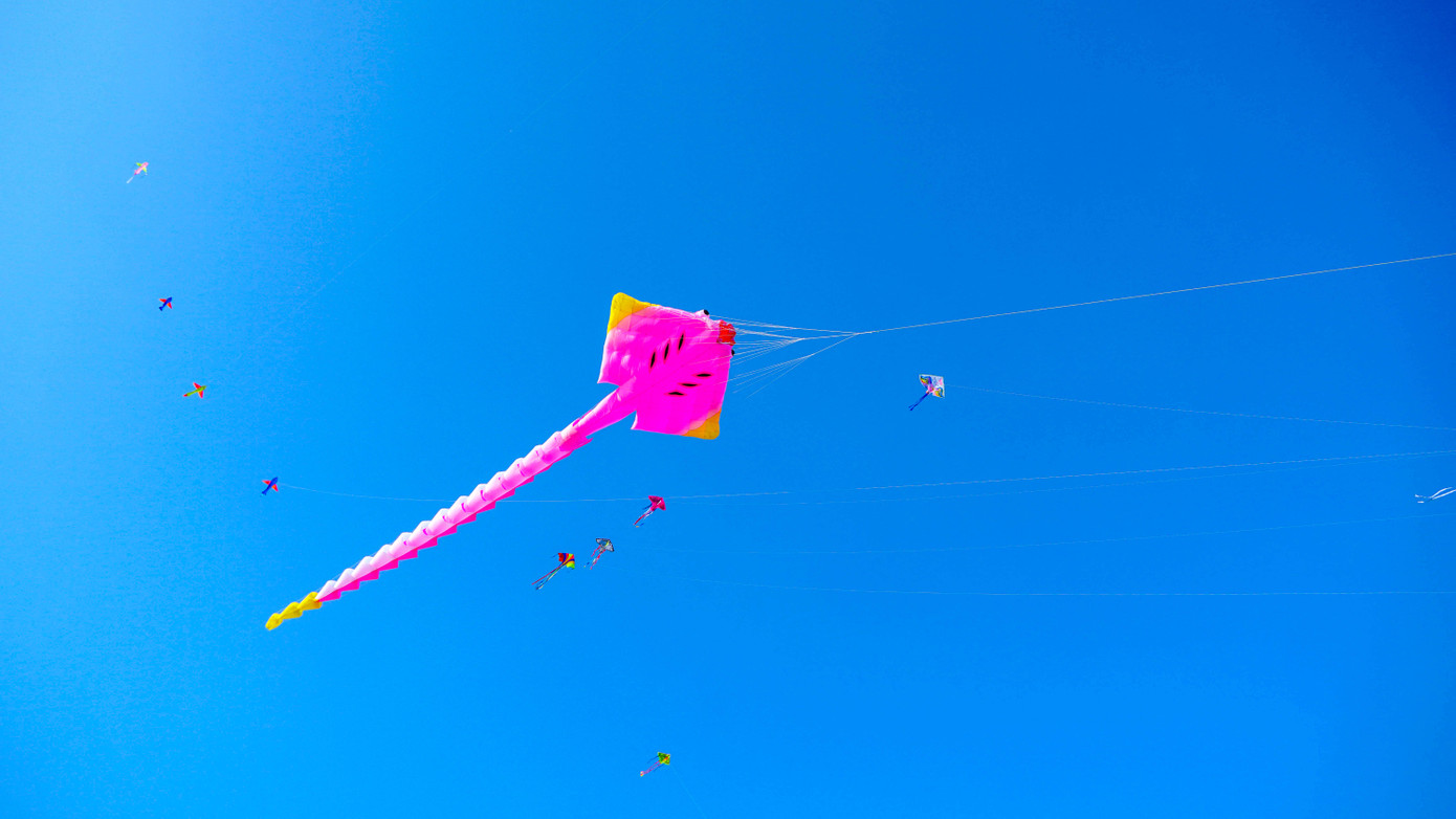 Anh Nguyễn Thái Huy – Người chơi diều “khổng lồ” cho biết, ban đầu cũng chỉ chơi những con diều truyền thống. Nhưng cách đây 3 năm, anh Huy tình cờ thấy ở TPHCM có thả những con diều khí động học siêu to khổng lồ rất thú vị nên anh bắt đầu tìm hiểu và lên các trang web nước ngoài đặt mua về chơi. Theo anh Huy, diều khí động học ở Việt Nam hiện nay loại kích cỡ nhỏ nhất là 6m2, loại lớn nhất là 200m2, cao nhất khoảng 15m. Riêng loại diều có đèn tại Cần Thơ hiện đang có hai con, dùng pin sạc, có thể chơi được cả ban ngày và ban đêm chiếu sáng rất đẹp. Anh Nguyễn Thái Huy – Người chơi diều “khổng lồ” cho biết, ban đầu cũng chỉ chơi những con diều truyền thống. Nhưng cách đây 3 năm, anh Huy tình cờ thấy ở TPHCM có thả những con diều khí động học siêu to khổng lồ rất thú vị nên anh bắt đầu tìm hiểu và lên các trang web nước ngoài đặt mua về chơi. Theo anh Huy, diều khí động học ở Việt Nam hiện nay loại kích cỡ nhỏ nhất là 6m2, loại lớn nhất là 200m2, cao nhất khoảng 15m. Riêng loại diều có đèn tại Cần Thơ hiện đang có hai con, dùng pin sạc, có thể chơi được cả ban ngày và ban đêm chiếu sáng rất đẹp.