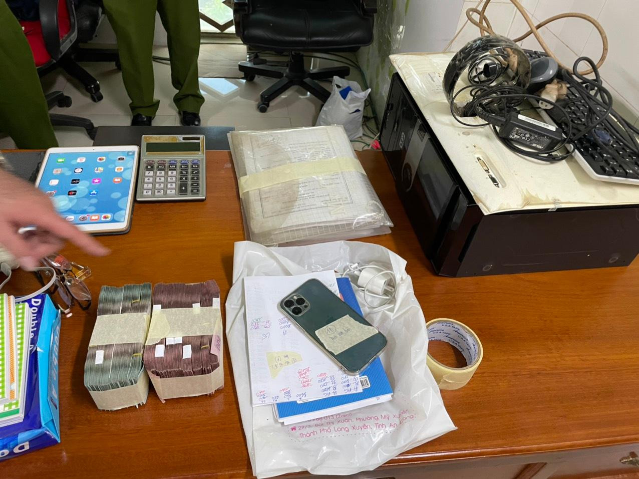 Tiền tang vật thu giữ tại nơi ở của Hoàng. Tiền tang vật thu giữ tại nơi ở của Hoàng.