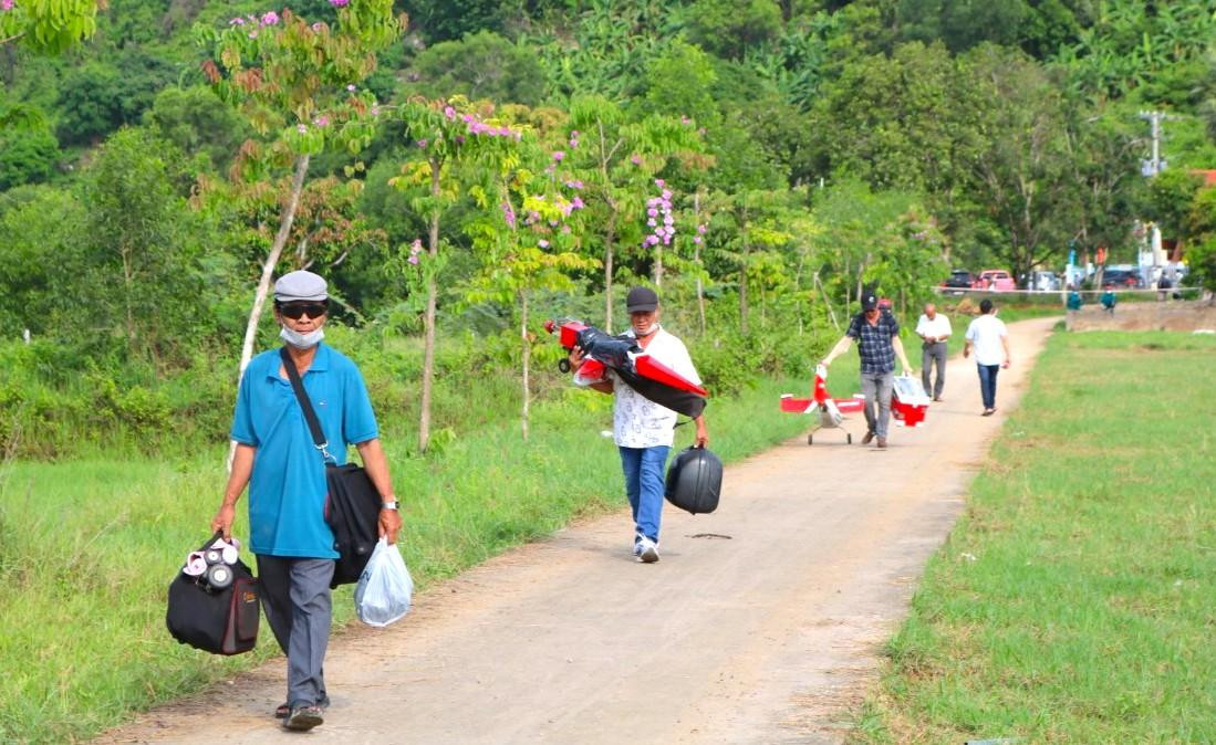 Theo ghi nhận của Tiền Phong, từ 6h sáng đã có rất nhiều phi công đến điểm bay để chuẩn bị những màn biểu diễn độc đáo trên không - Ảnh: Kim Hà.