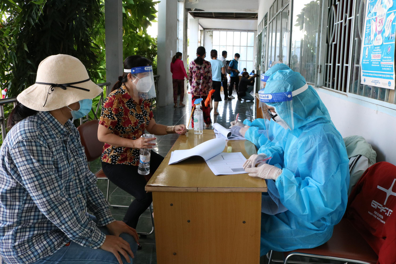 Nhân viên y tế tư vấn cho người dân. Ảnh: Kim Hà.