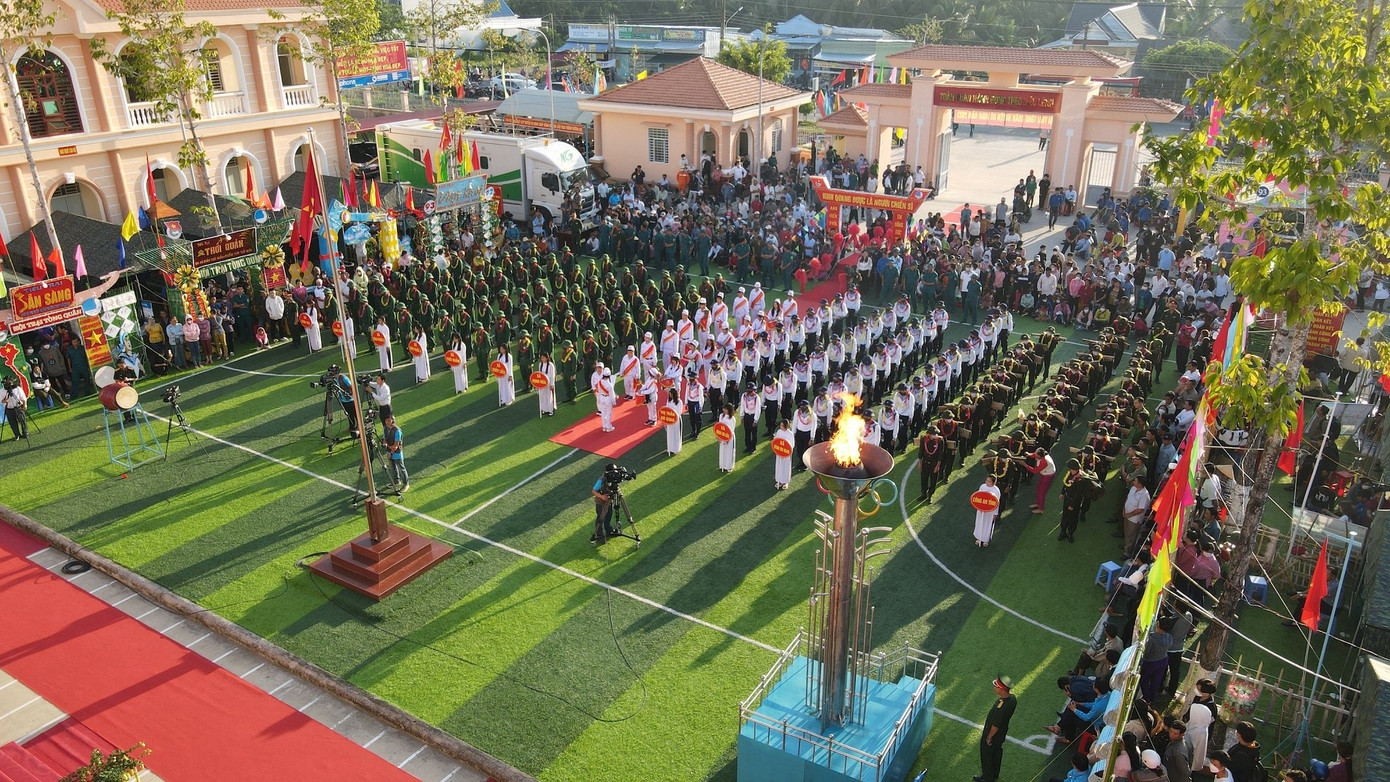 Cũng trong sáng nay, đồng loạt các huyện, thành phố trên địa bàn tỉnh Kiên Giang đã tổ chức lễ giao quân năm 2023. Năm nay, Kiên Giang có 1.301 thanh niên lên đường nhập ngũ giao cho các đơn vị gồm: Bộ CHQS tỉnh, Bộ Chỉ huy bộ đội Biên phòng tỉnh, Vùng Cảnh sát biển 4, Vùng 5 Hải quân và Lữ đoàn 950/ Quân khu 9. Riêng huyện Gò Quao được chọn là đơn vị chỉ đạo điểm cho công tác tuyển chọn và gọi công dân lên đường nhập ngũ năm 2023.