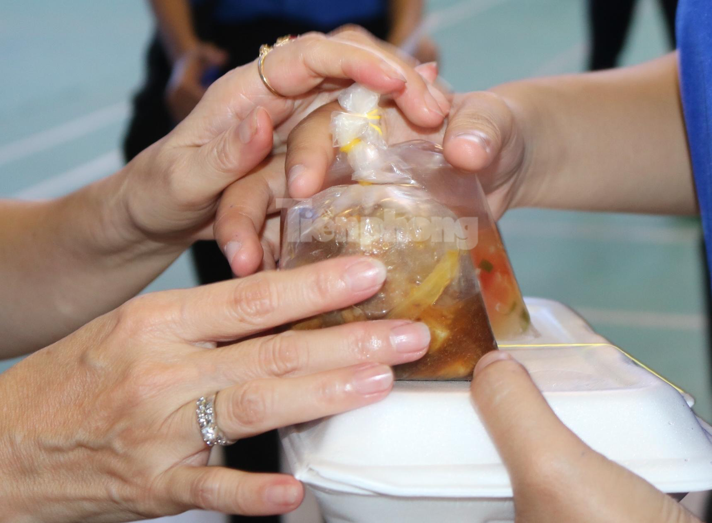 Những suất cơm, canh đầy đủ dinh dưỡng trao tay thí sinh trong mùa thi 2022 - Ảnh: Kim Hà.