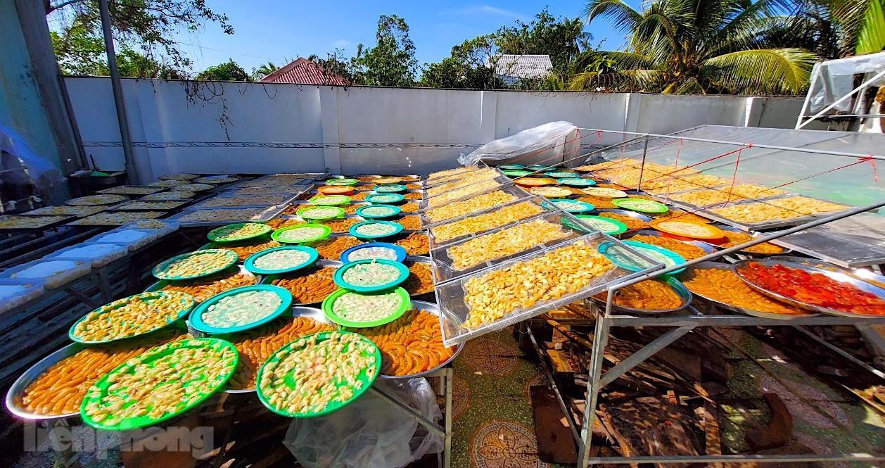 Theo các chủ lò mứt, năm nay giá mứt Tết dao động từ 125.000 - 155.000 đồng/kg nhỉnh hơn so với năm 2022 chỉ khoảng 5.000 đồng mỗi loại. Trong khi đó, giá nguyên liệu lại tăng cao (Ảnh: Kim Hà).