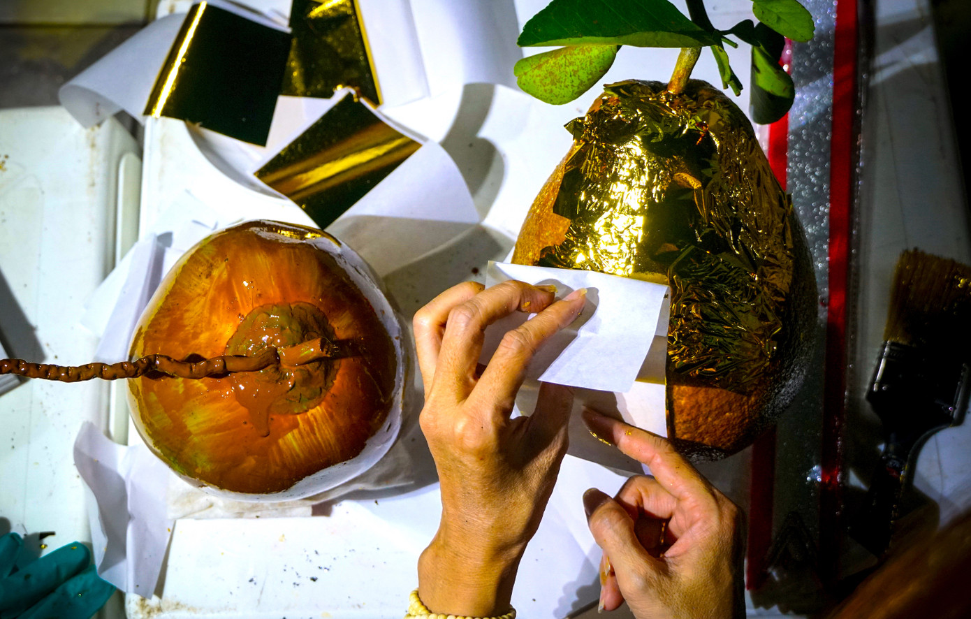 Do lá vàng rất mỏng và dễ rách hoặc bị gấp lại sẽ không đẹp nên đòi hỏi người thợ phải thật khéo léo, tỉ mỉ.