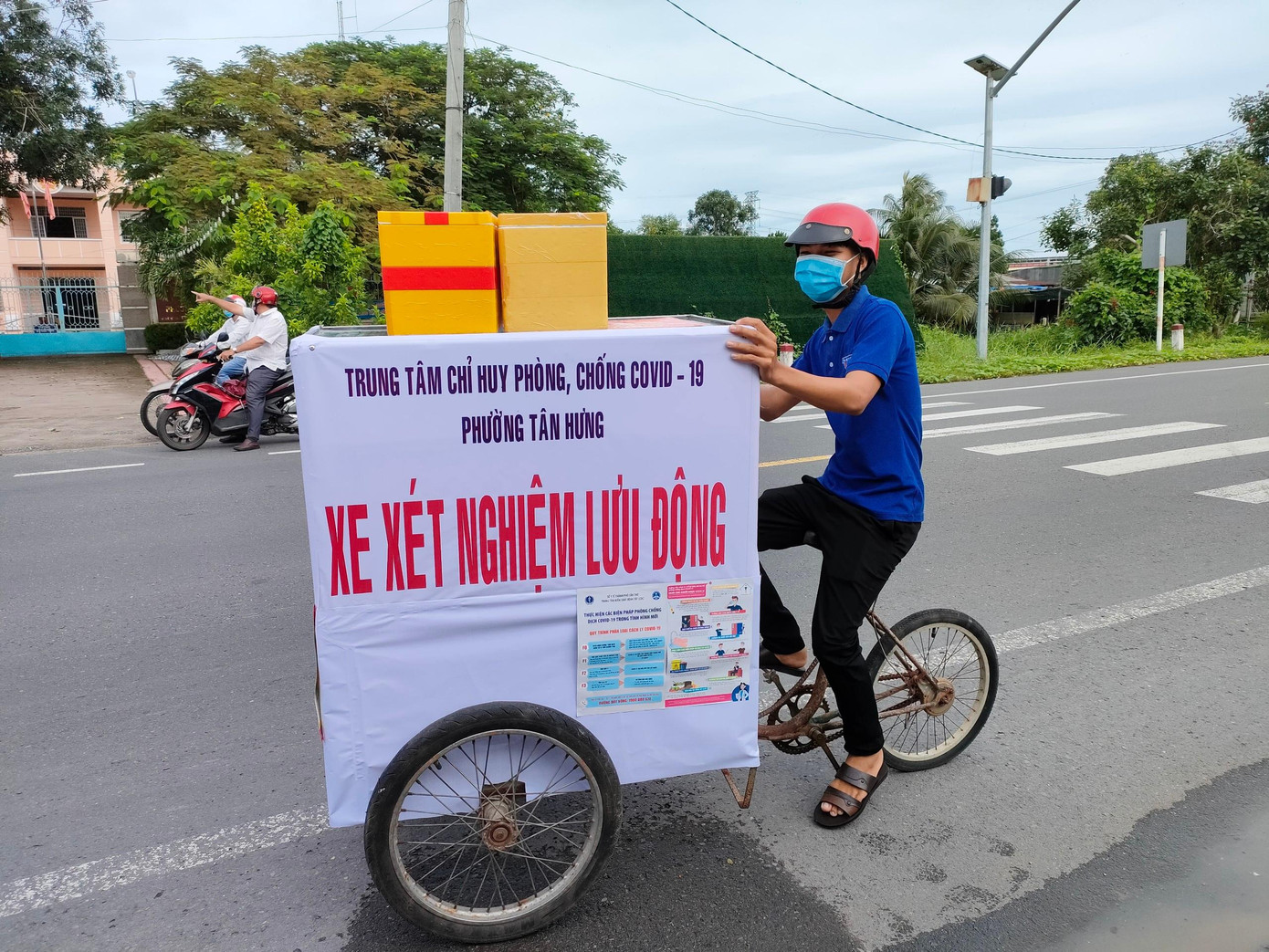 Lực lượng Đoàn viên thanh niên phường Tân Hưng hỗ trợ đưa các "xe cá viên chiên" đến các khu vực lấy mẫu.