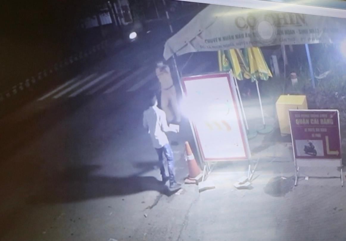 Bị cáo cầm viên gạch trên tay chuẩn bị tấn công cán bộ CSGT quận Cái Răng - Ảnh: Kim Hà. Bị cáo cầm viên gạch trên tay chuẩn bị tấn công cán bộ CSGT quận Cái Răng - Ảnh: Kim Hà.