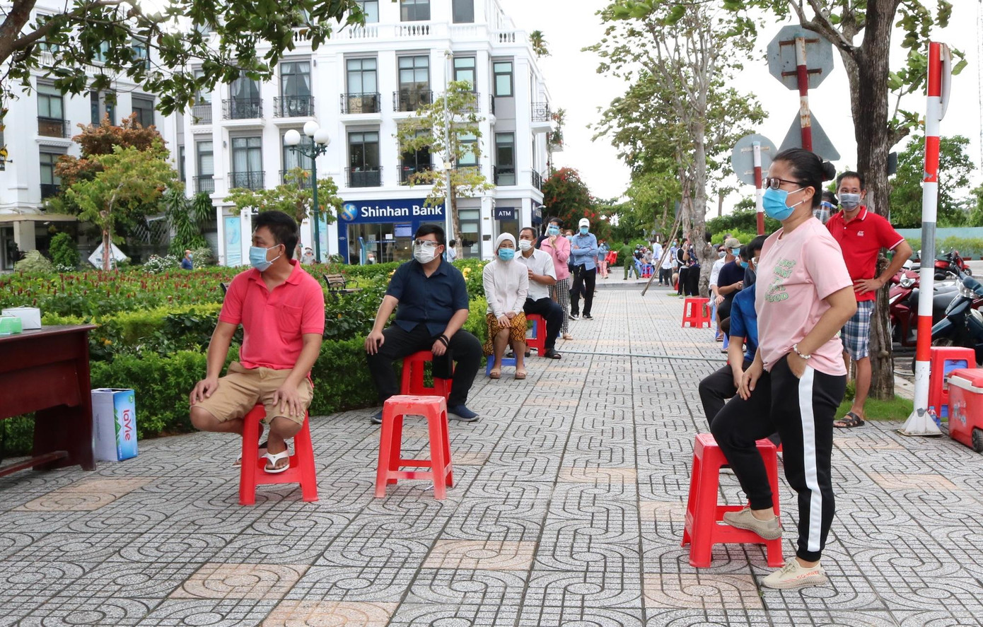 Qua xét nghiệm sàng lọc cộng động phát hiện nhiều F0 mới. Một số "vùng xanh" trở thành vùng nguy cơ - Ảnh: Kim Hà.