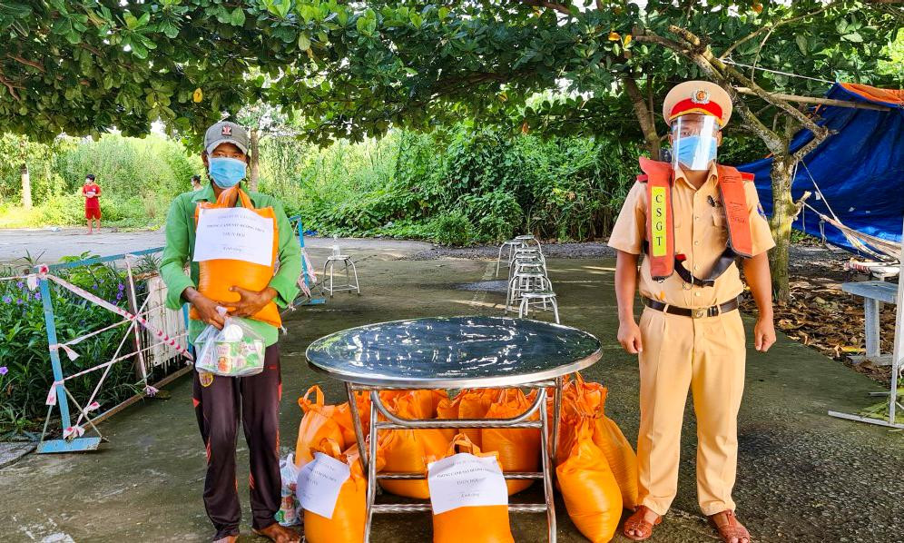 Phòng Cảnh sát đường thủy Công an TP Cần Thơ cũng đóng góp hơn 45 triệu đồng, để mua 200 phần quà gồm: gạo, mì gói, rau củ quả và các nhu yếu phẩm cần thiết khác tặng cho các hộ gia đình có hoàn cảnh khó khăn, sinh sống dọc các tuyến sông trên địa bàn quận Cái Răng, quận Thốt Nốt và các chốt kiểm soát dịch bệnh COVID-19 trên địa bàn thành phố.