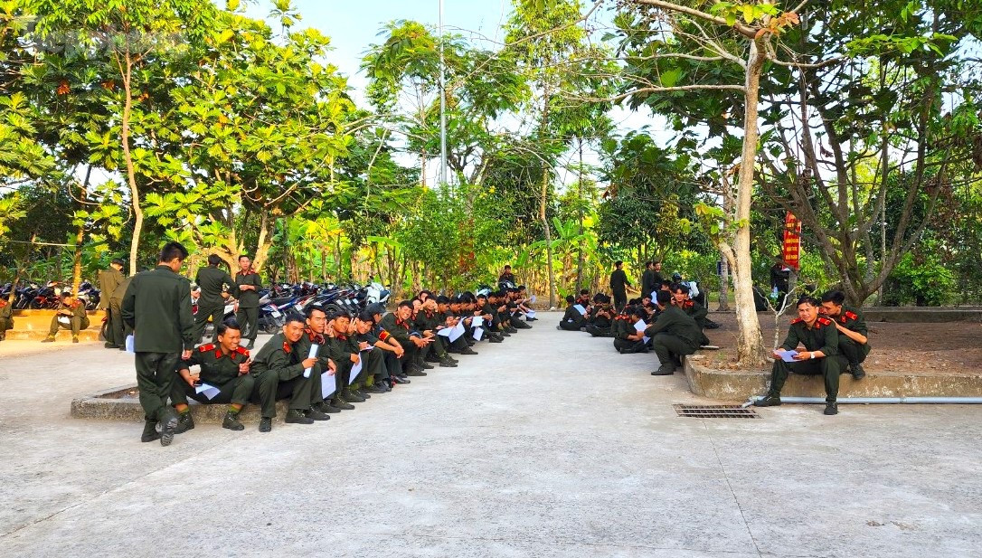 Từ sáng sớm, các cán bộ chiến sĩ Trung đoàn Cảnh sát Cơ động Tây Nam Bộ đã có mặt để đăng ký tham gia hiến máu. Ảnh: Kim Hà.