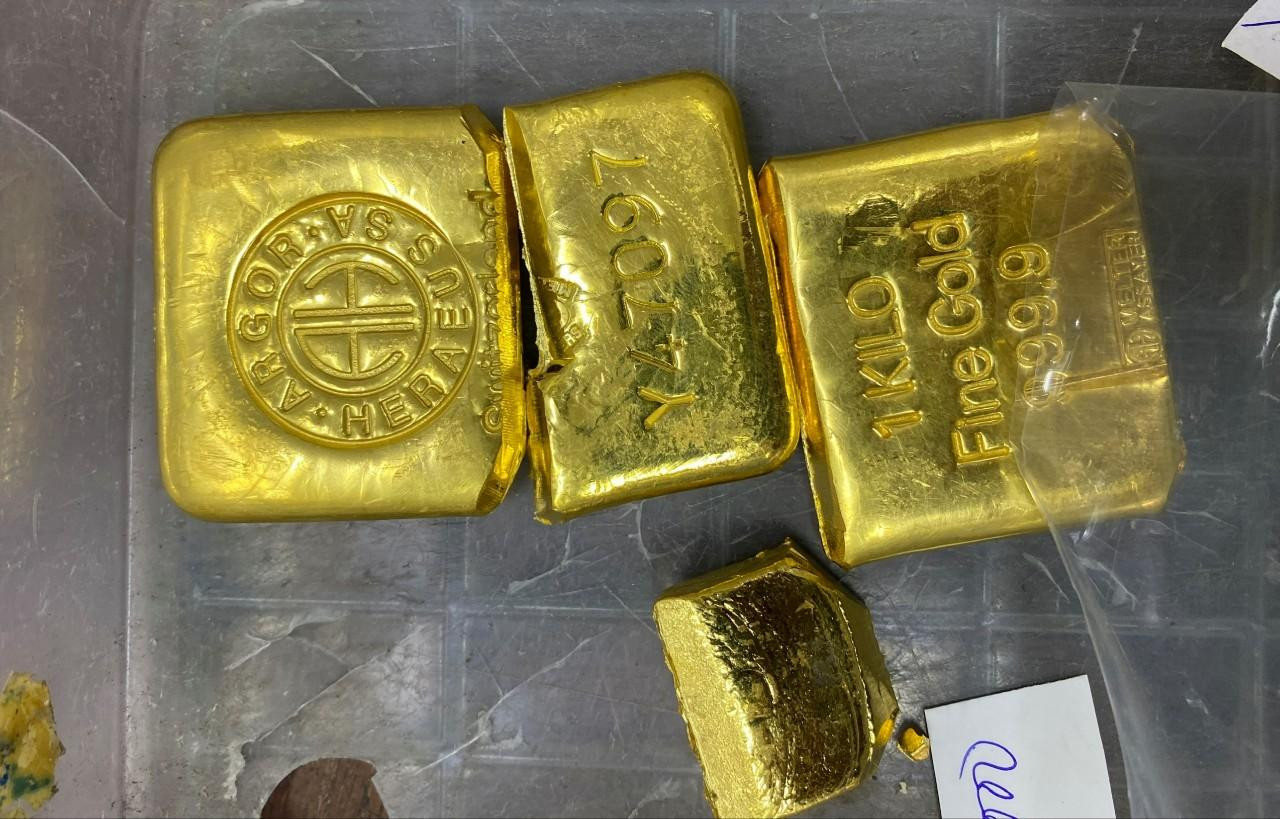 Vàng thu giữ được tại hiện trường. Vàng thu giữ được tại hiện trường.