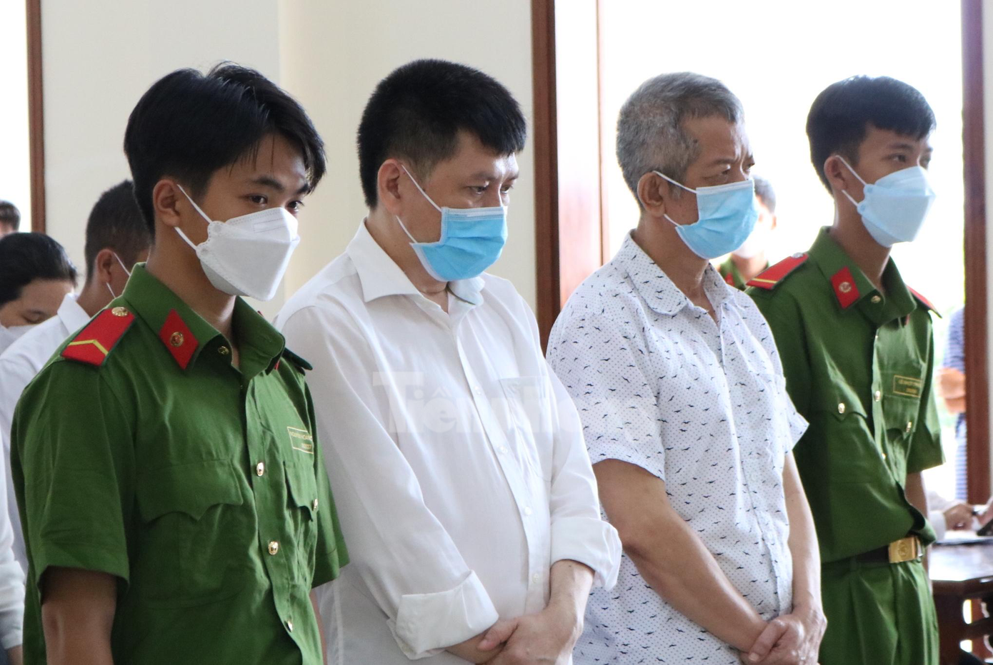 Cựu Giám đốc VCB Tây Đô - Nguyễn Minh Chuyển (áo tay ngắn) bị tuyên phạt 16 năm tù - Ảnh: Kim Hà.