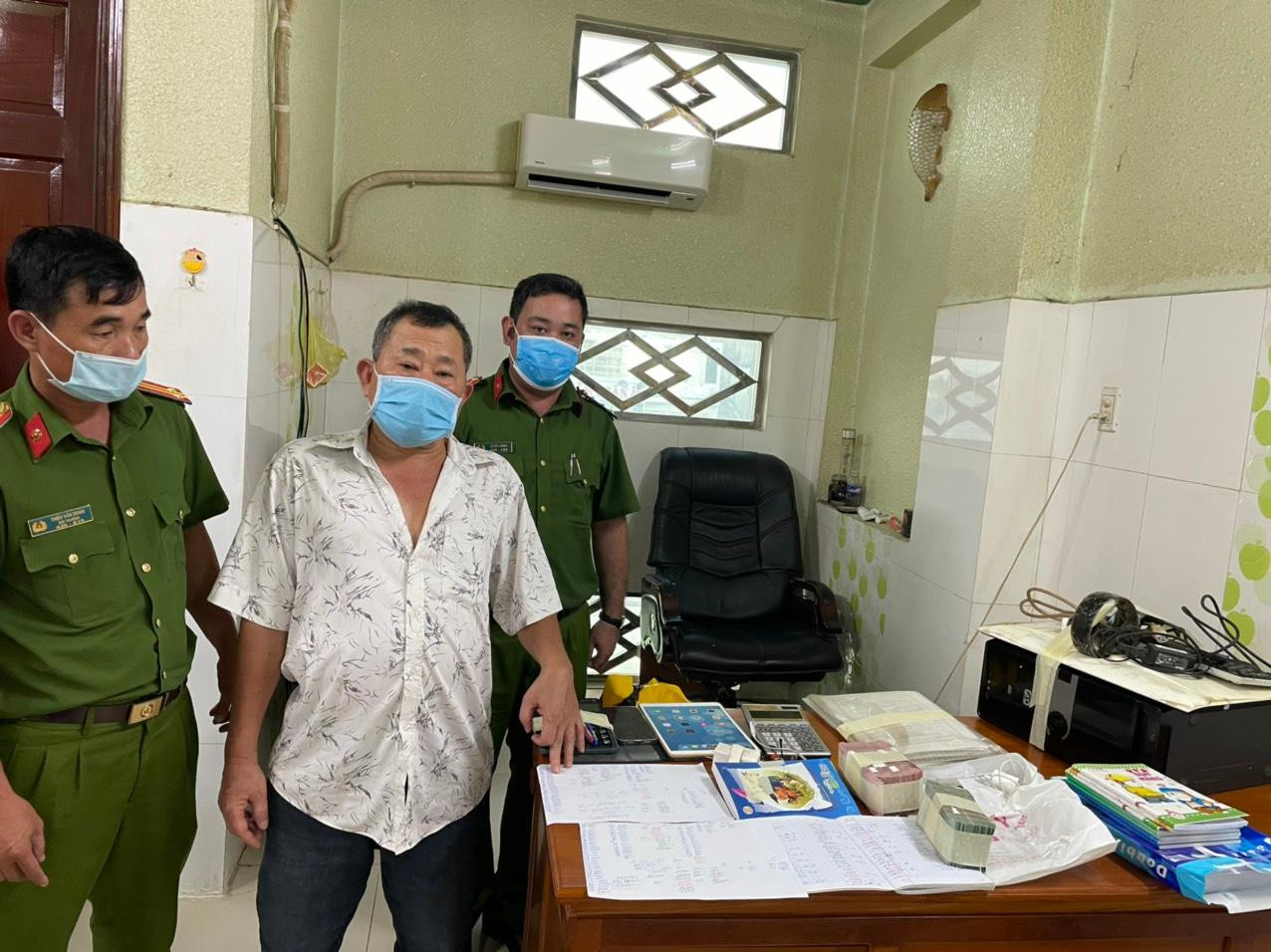 Khám xét nơi ở của Dương Văn Hoàng. Khám xét nơi ở của Dương Văn Hoàng.