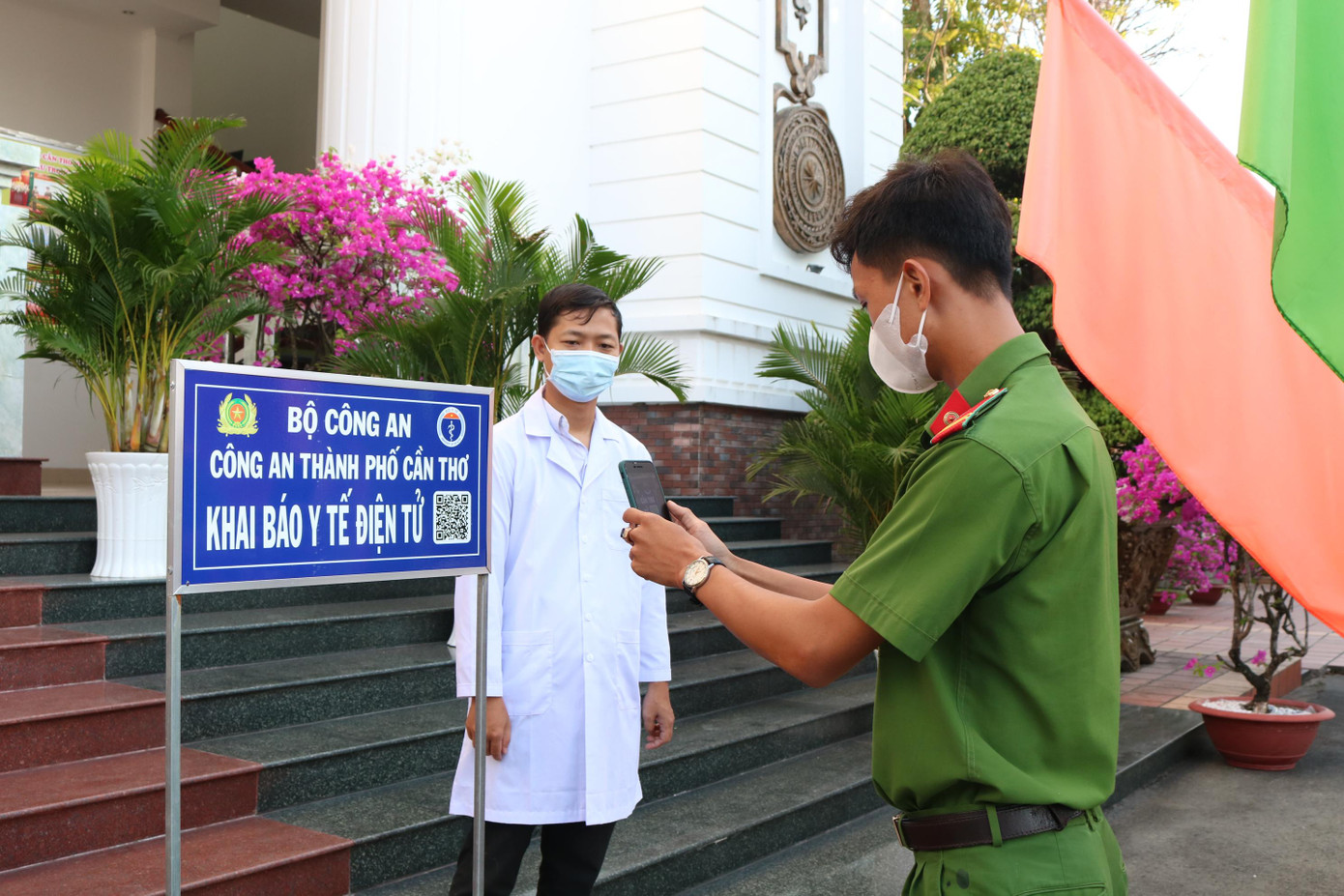 Theo ghi nhận của phóng viên, chưa đến 7h sáng đã có nhiều cán bộ, chiến sĩ Công an TP Cần Thơ tranh thủ trước giờ làm việc đầu tuần để đến hiến máu. Trước khi vào điểm hiến máu, mọi người đều thực hiện khai báo y tế điện tử, tuân thủ 5K, đảm bảo an toàn phòng chống dịch COVID-19 - Ảnh: Kim Hà.