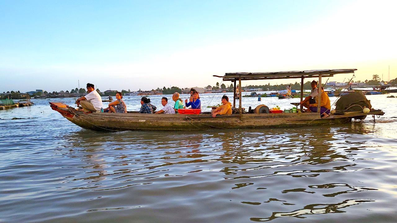 Đoàn người ra sông "thăm lại" mảnh đất, căn nhà từng là nơi sinh sống, trú ngụ của gia đình - Ảnh: Kim Hà. Đoàn người ra sông "thăm lại" mảnh đất, căn nhà từng là nơi sinh sống, trú ngụ của gia đình - Ảnh: Kim Hà.