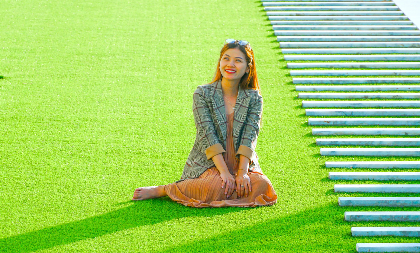 Thấy các bạn đăng hình check-in tại Toà nhà Phức hợp phòng thí nghiệm trên mạng xã hội, bạn Đỗ Thị Yến Phương (ngụ quận Ninh Kiều, TP Cần Thơ) cũng tranh thủ buổi chiều đến đây chụp ảnh. “Ở đây có nhiều góc khi lên hình rất đẹp, phù hợp với nhiều phong cách khác nhau. Cả buổi chiều chụp em đã có những bức ảnh cực kì ưng ý”, Phương chia sẻ.