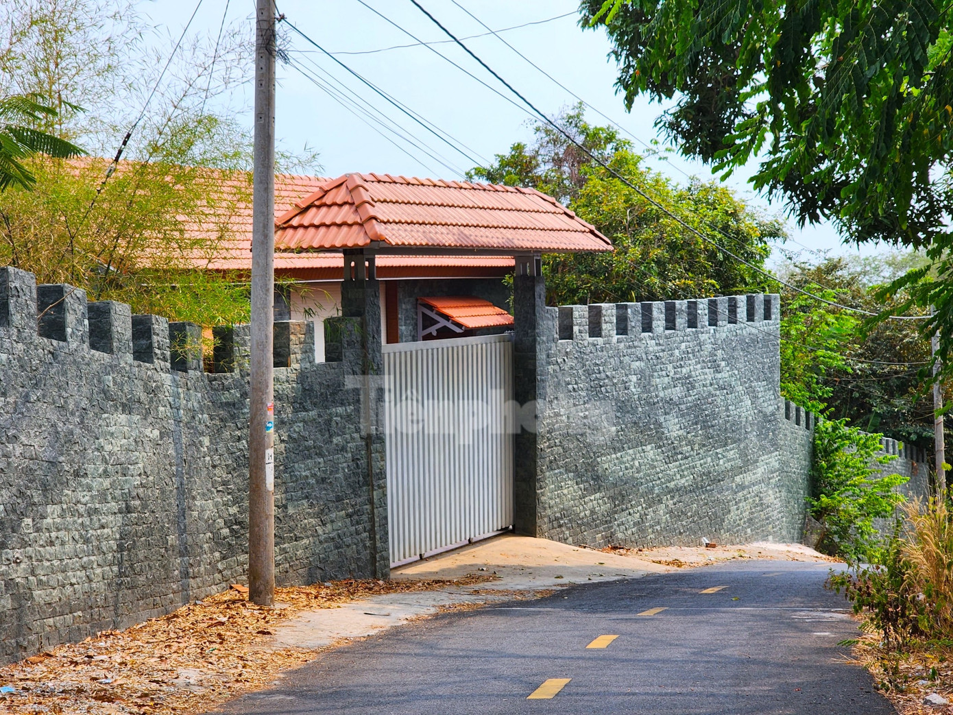 Công trình này có chiều ngang 52m, dài 30m. Bên trong đã xây nhà kiên cố có diện tích ngang 15m, dài 6m. Ảnh: Kim Hà.