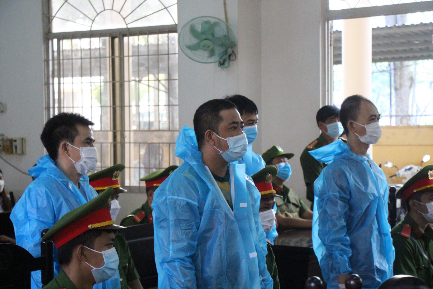 "Đàn em" của bà trùm đều thừa nhận hành vi, ăn năn hối cải và xin được giảm nhẹ hình phạt. "Đàn em" của bà trùm đều thừa nhận hành vi, ăn năn hối cải và xin được giảm nhẹ hình phạt.