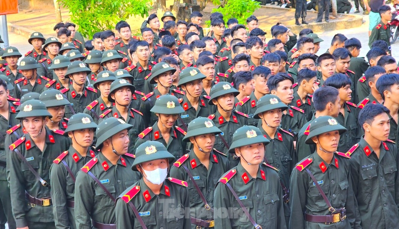 Các chiến sĩ xếp hàng ngay ngắn để chuẩn bị vào hiến máu. Ảnh: Kim Hà.