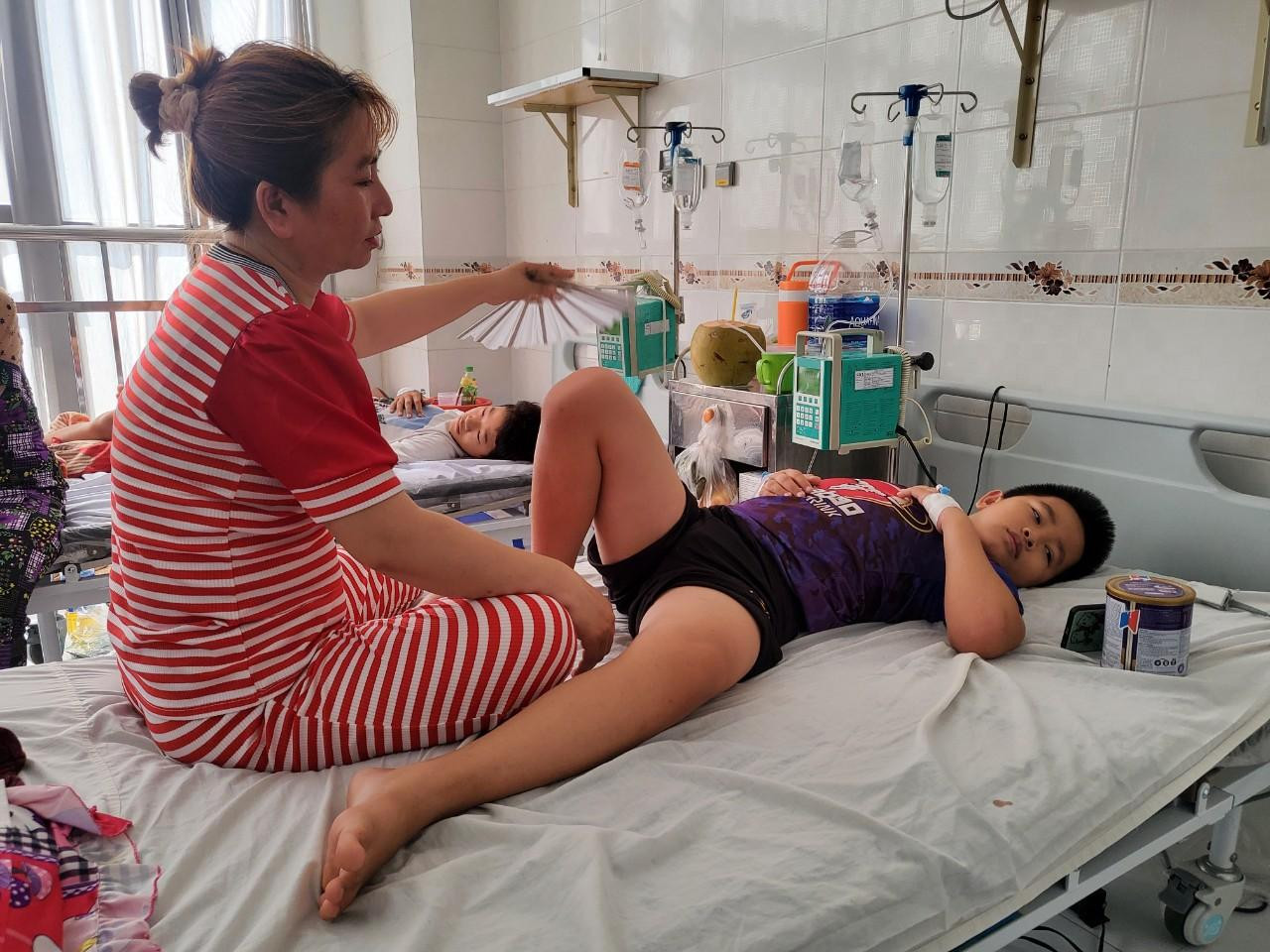 Khi nhận thấy trẻ sốt cao, sốt đột ngột, sốt liên tục,...cha mẹ nên đưa đến cơ sở y tế gần nhất để thăm khám. Đồng thời, cần phải vệ sinh môi trường sống xung quanh, không để nước đọng tránh muỗi sinh sôi - Ảnh: Kim Hà.