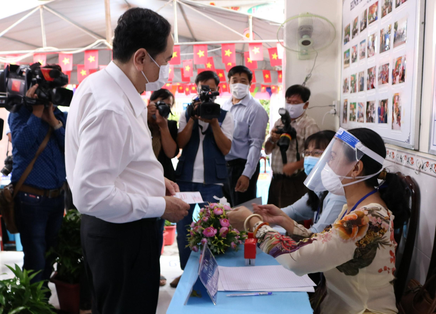 Tổ bầu cử đóng dấu "Đã bỏ phiếu"vào Thẻ cử tri - Ảnh: Kim Hà.