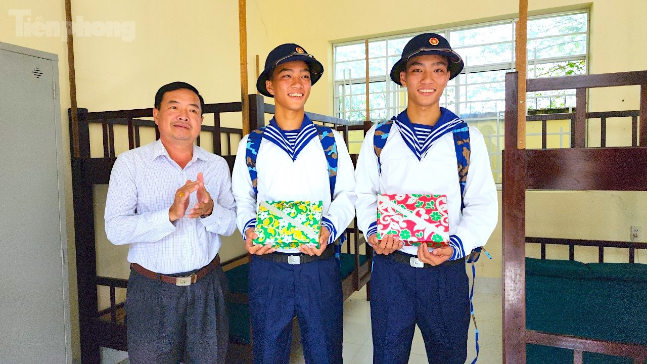 Đại diện Đảng uỷ, UBND phường Tân Hưng trao quà cho hai tân binh đặc biệt của phường. Trong đợt tuyển chọn và gọi công dân nhập ngũ năm 2023, Bộ Chỉ huy quân sự TP Cần Thơ có 1.855 công dân nhập ngũ. Trong đó, có 1.350 chỉ tiêu thuộc Bộ Quốc phòng, 505 chỉ tiêu thuộc Bộ Công an. - Ảnh: Kim Hà